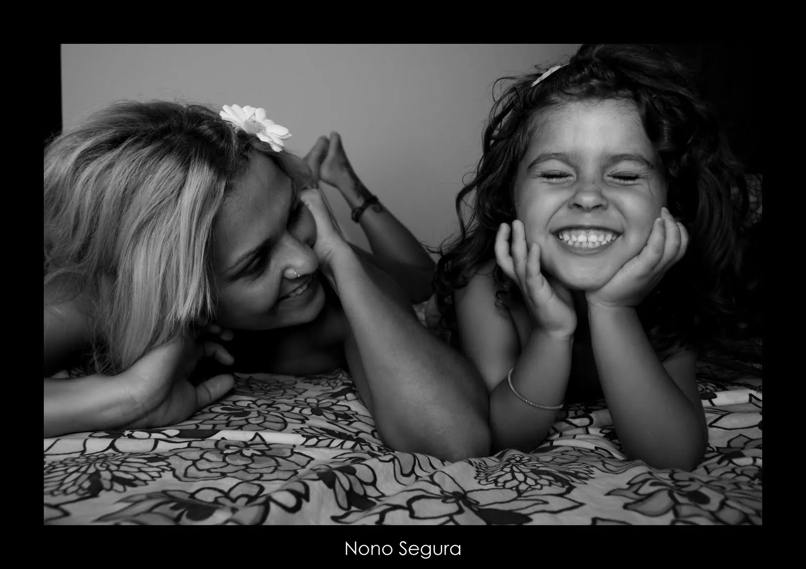  ... una madre ve la felicidad de su hija, la mama también es feliz