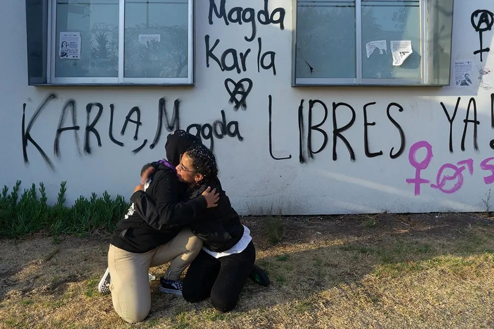 Magda y Karla, las feministas que resistieron 315 días tras los muros de  Santa Martha | Zona Docs