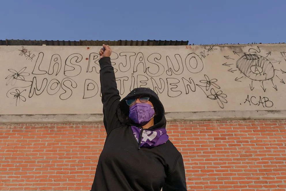 Magda y Karla, las feministas que resistieron 315 días tras los muros de  Santa Martha | Zona Docs