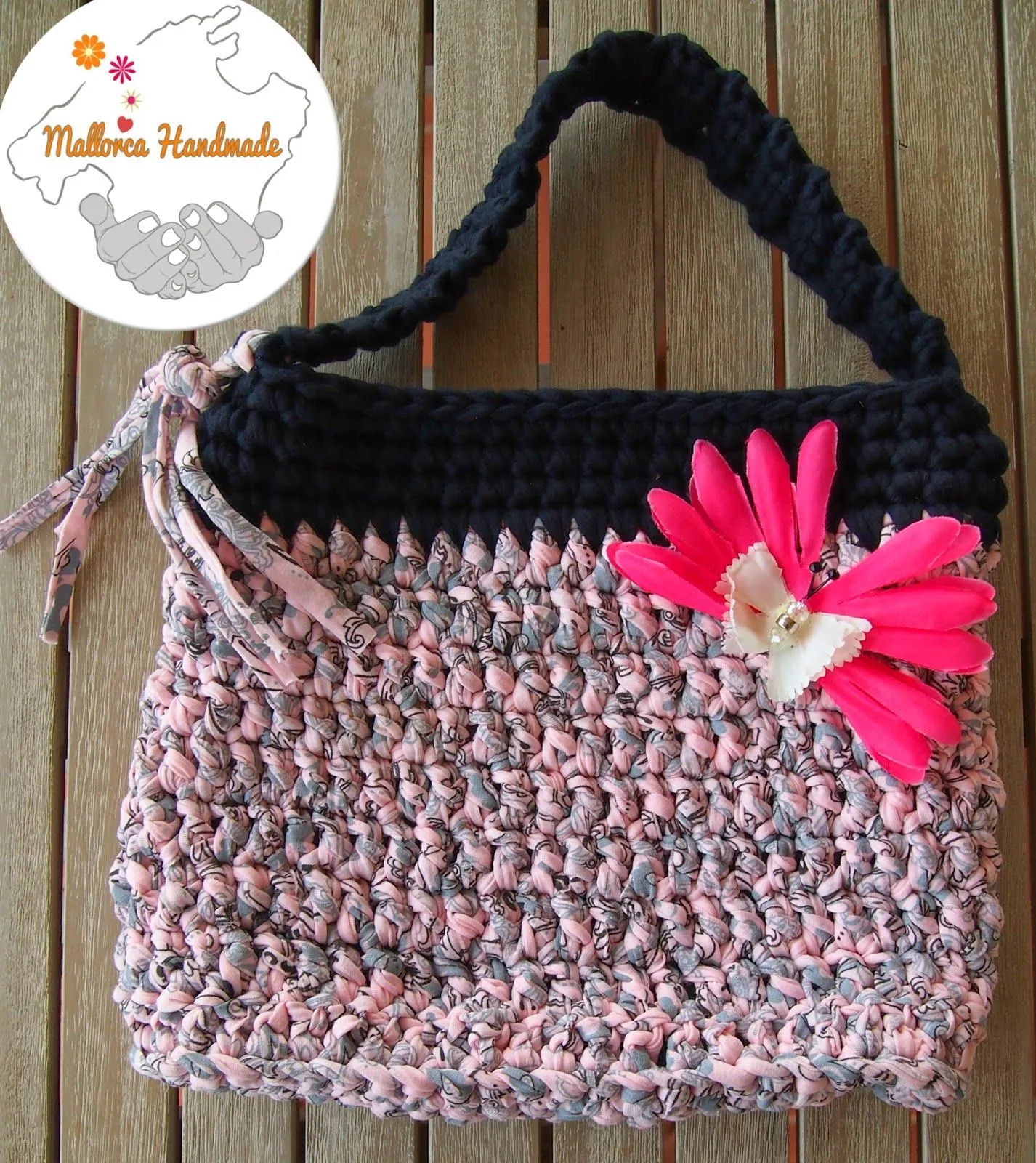 Mallorca Handmade ···: Bolso de trapillo negro y rosa, fácil de hacer