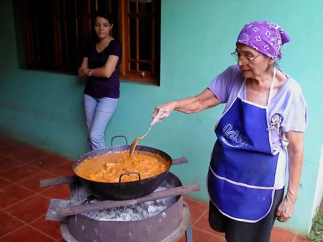 Mamá cocinando guiso de pescado | Flickr - Photo Sharing!