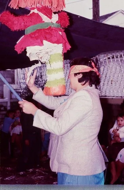 Mamá rompiendo piñata de rosita fresita | Flickr - Photo Sharing!