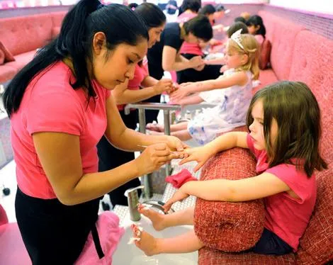 Mi Kinder: Manicure y decorado de uñas para niñas: deben hacerlo?