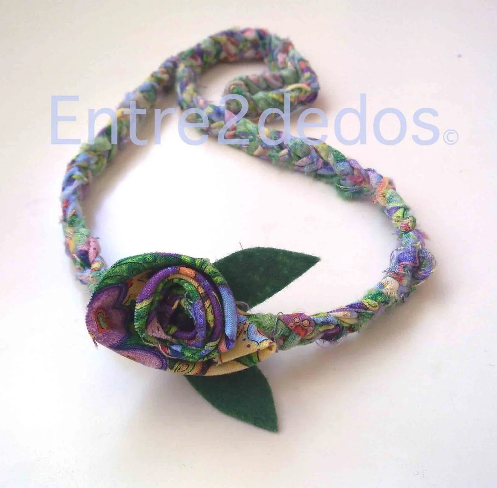 A mano, a ganchillo.: Collar rosa de tela