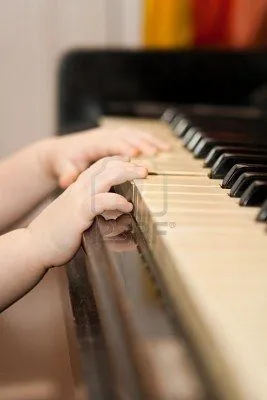 manos niño tocando piano - Imágenes de Google on we heart it ...