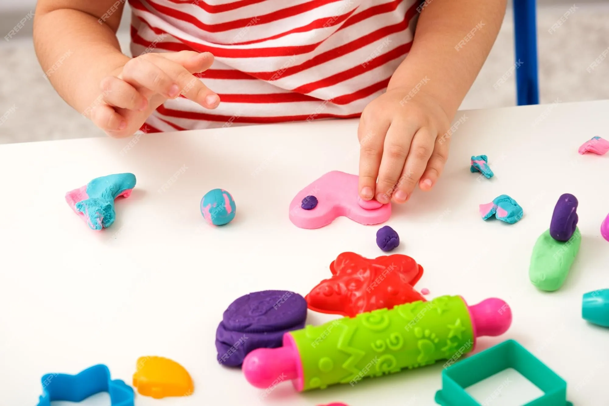 Las manos de los niños esculpen un corazón rosa de plastilina en una mesa  blanca juegos educativos para niños creatividad en el hogar jugar masa  regalo para mamá amor infantil | Foto Premium