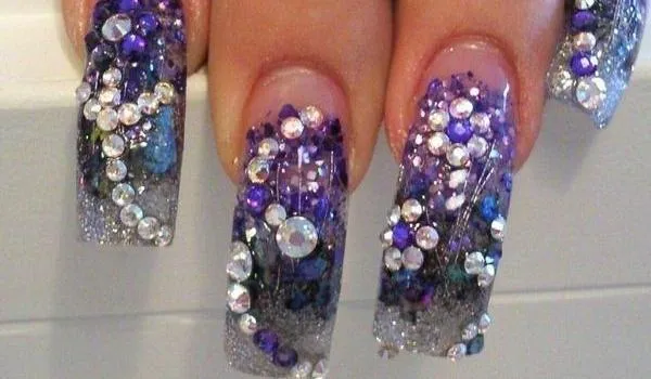 Todo Sobre Manos y Pies: Uñas Extravagantes Diseñadas con Piedras