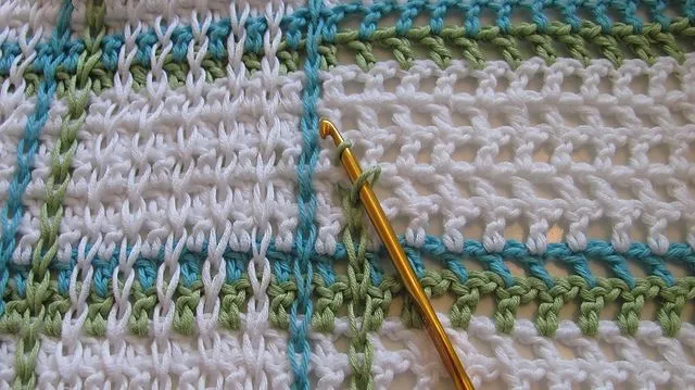 Manta con Cadenetas de Crochet por encima del punto - Patrones Crochet