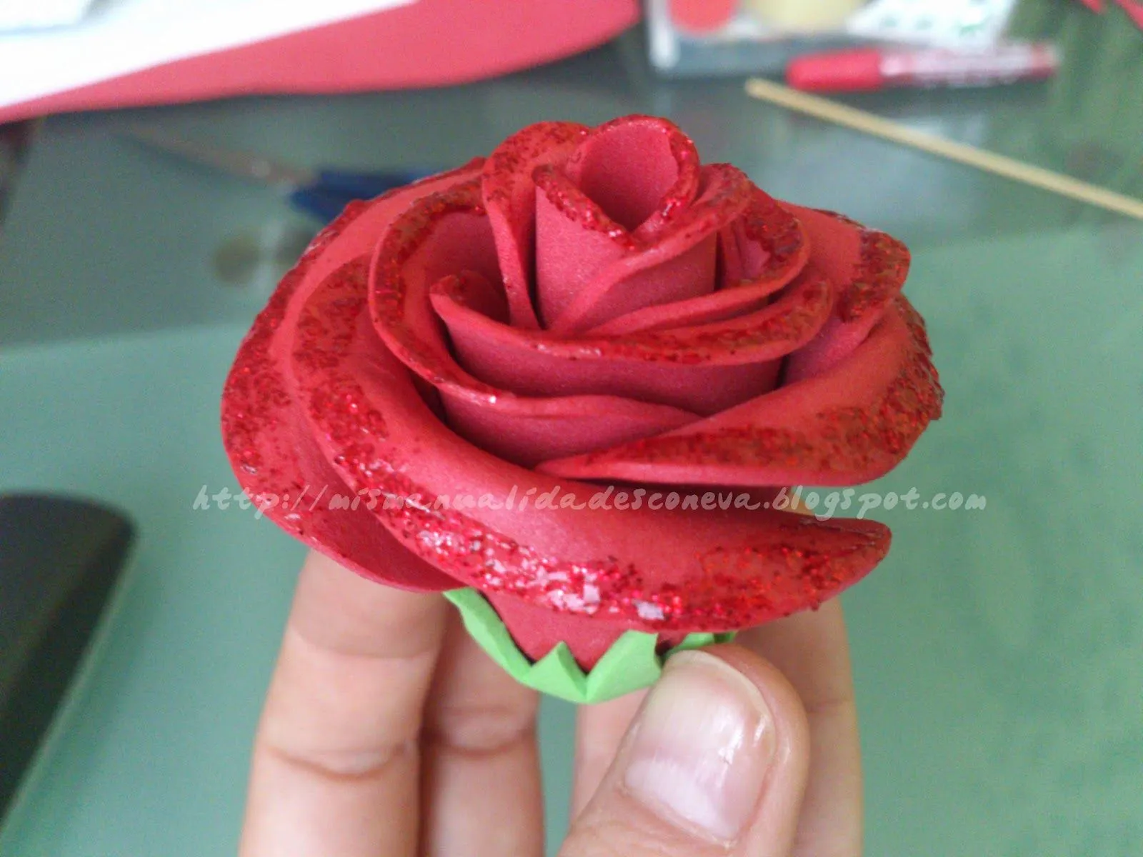 MIS MANUALIDADES CON EVA: TUTORIAL PARA HACER ROSAS DE GOMA EVA