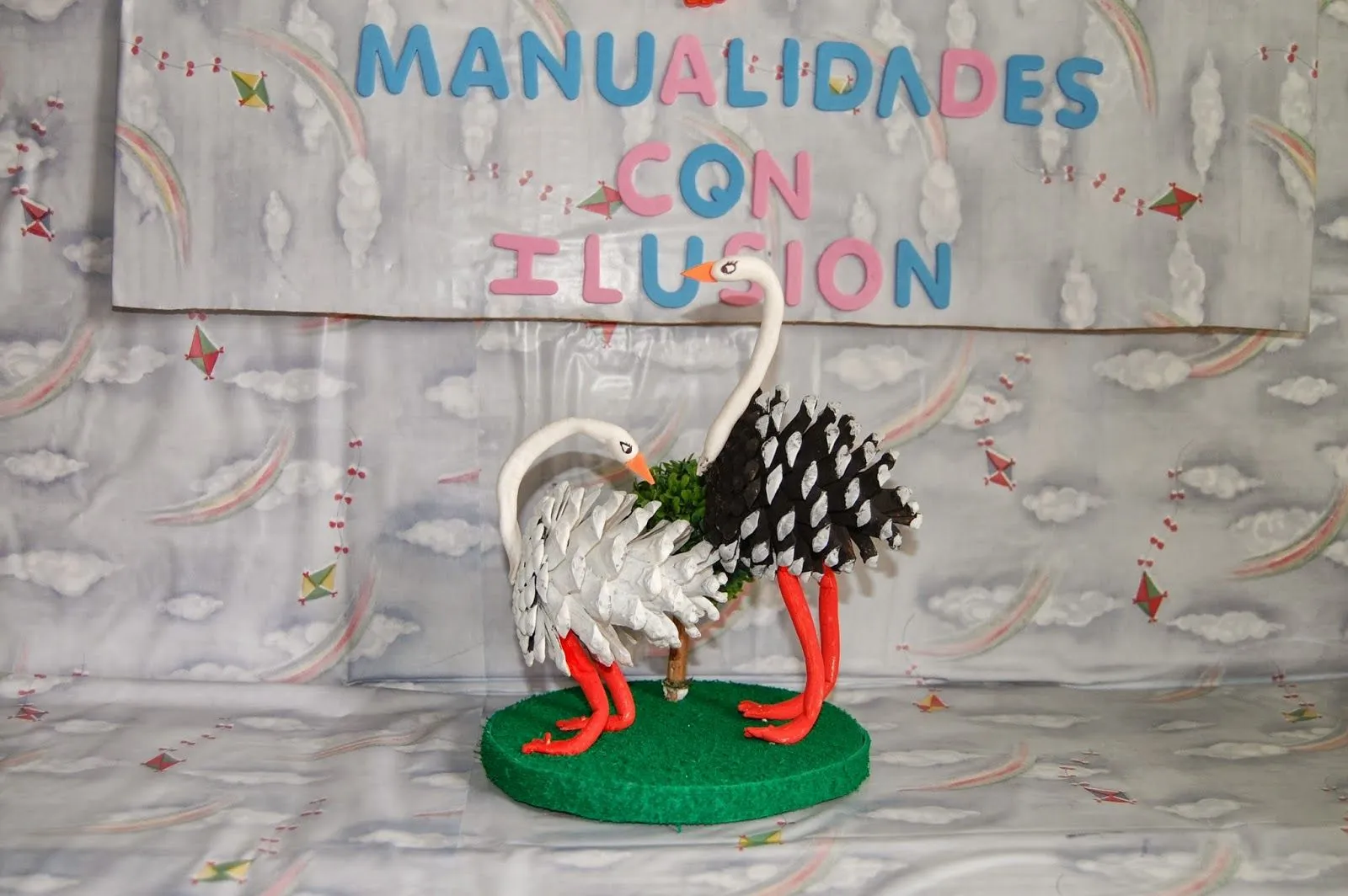 Manualidades con ilusion: PIÑAS CIGÜEÑAS