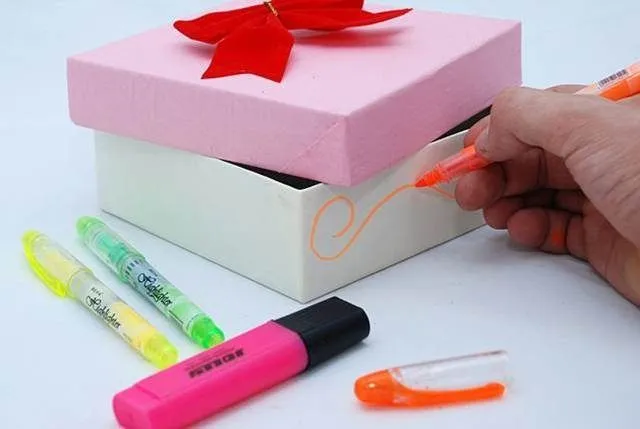 Mis manualidades y mucho mas: Como decorar una caja para regalo