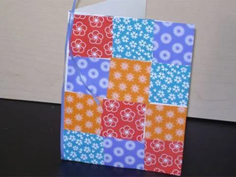 Manualidades de papel: tarjeta/colcha con pedazos de papeles ...