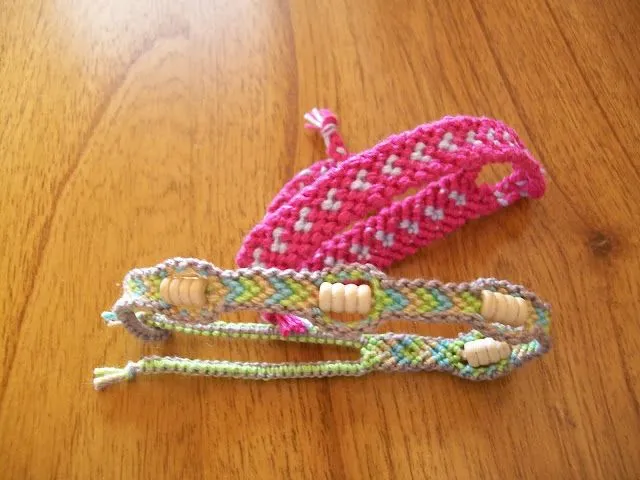 MIS MANUALIDADES: Pulseras de macramé, chevron con cuentas