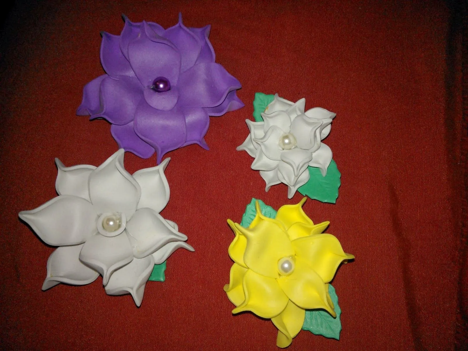 LAS MANUALIDEDES DE SONIA: MÁS FLORES DE GOMA EVA