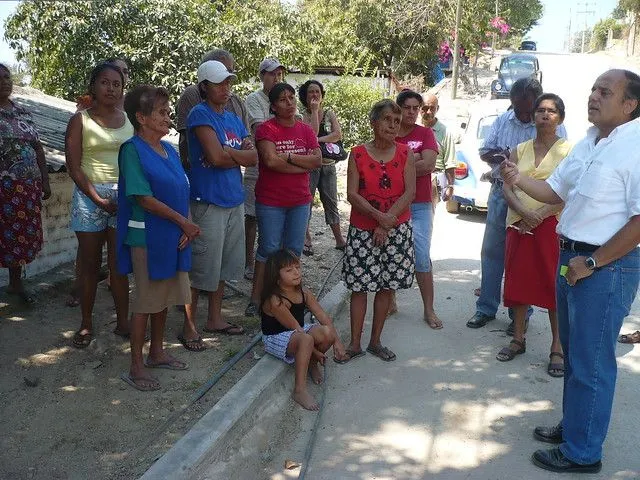 Manuel Añorve Baños platicando con al gente. | Flickr - Photo Sharing!