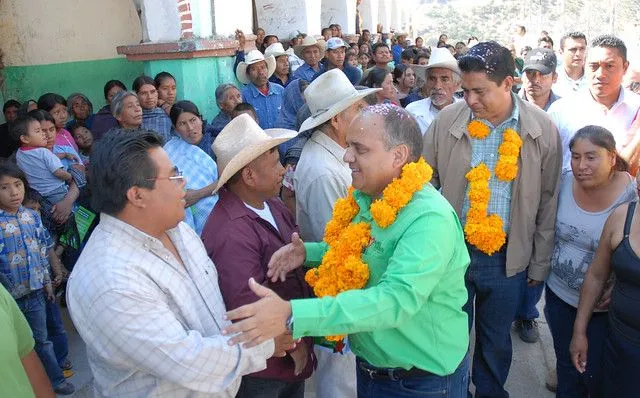 MANUEL AÑORVE BAÑOS SALUDANDO A LAS PERSONAS DE "CHIEPETEPEC ...