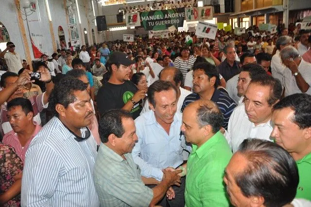 Manuel Añorve conversando y saludando alas personas. | Flickr ...