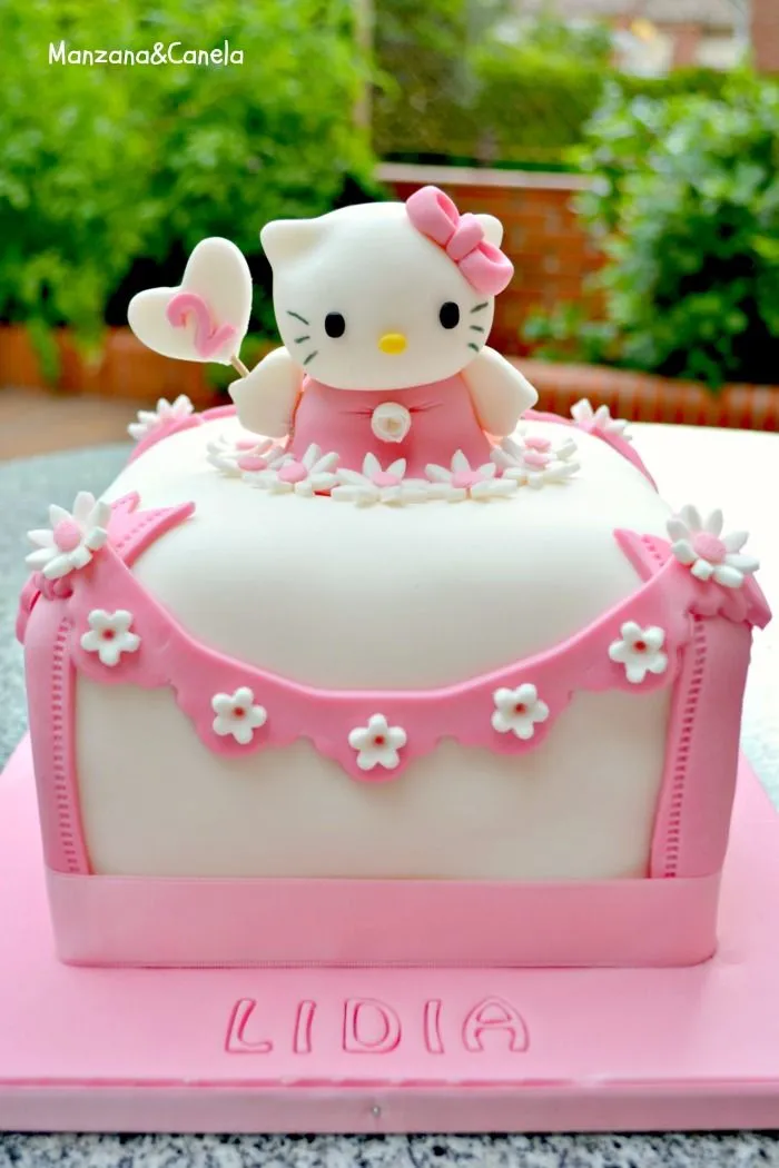 Manzana&Canela: Tarta de Hello Kitty, y receta de bizcocho vegano ...