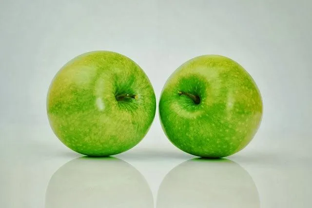 2 manzanas verdes | Imagenes Sin Copyright