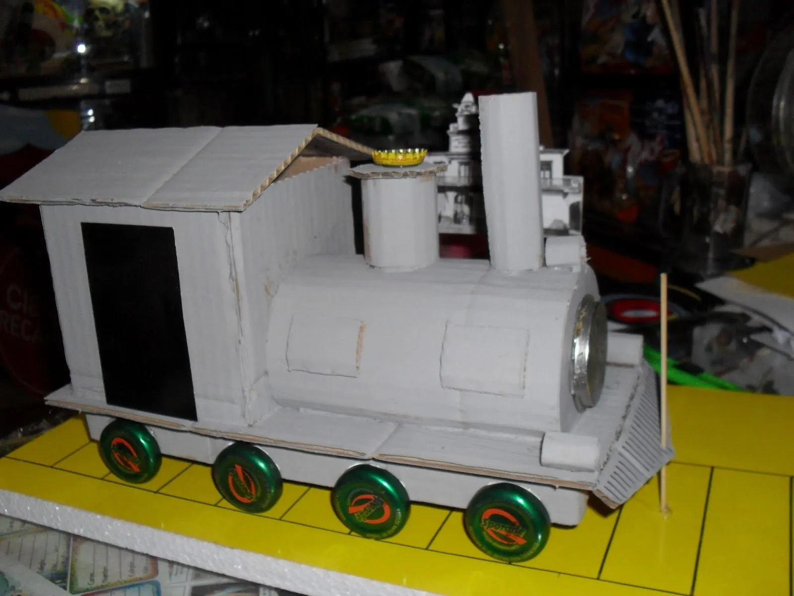 MAQUETAS ESCOLARES: TREN DE MATERIAL RECICLADO