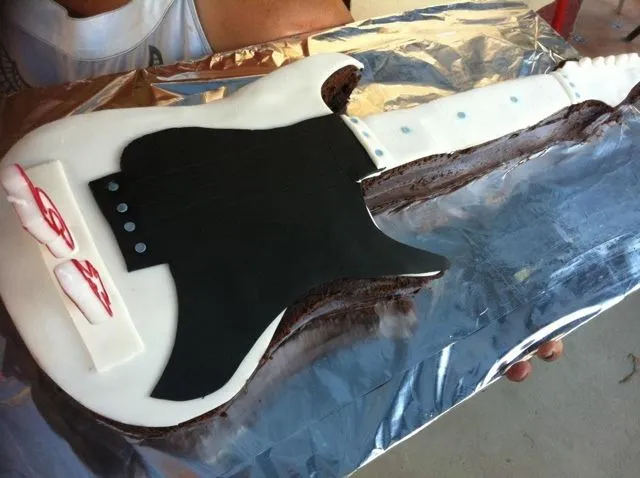 Marga's Cake: Tarta fondant en forma de guitarra eléctrica