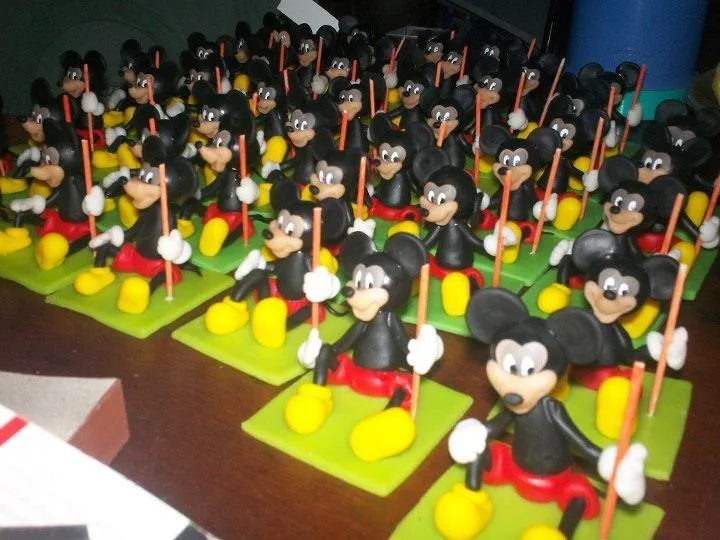 María Valeria Diseños: SOUVENIRS DE MICKEY DE PORCELANA FRIA