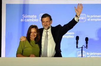 Mariano Rajoy, junto a su mujer, saludando a los militantes del PP en ...