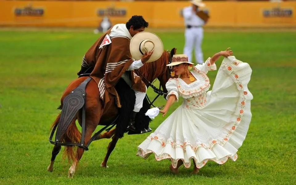 La Marinera Peruana: Pasión y Esplendor – SUMAQ