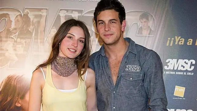 Mario Casas y María Valverde, con sus fans - ABC.es