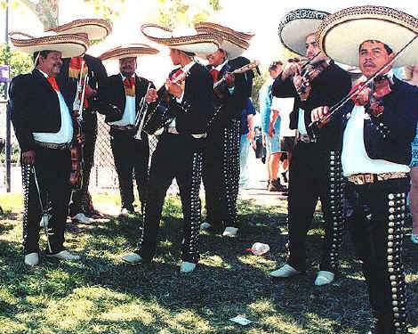 MARIO VIDES CANTA CON MARIACHI EN SU DIA, FELICIDADES Y ...