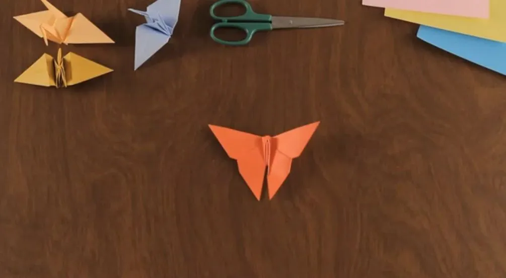 Hacer una mariposa con papel – Origami · Manualidades de papel