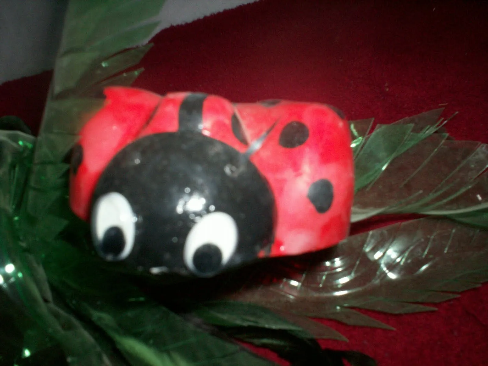 UNA MARIQUITA O VAQUITA DE SAN ANTONIO CON BOTELLAS DE PLASTICO ...