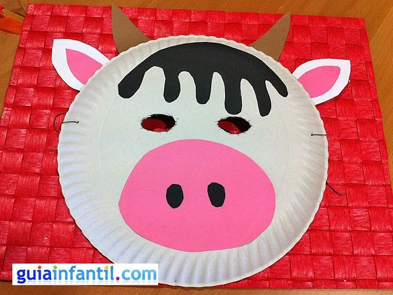 Máscara de vaca con plato de papel. Manualidades de Carnaval