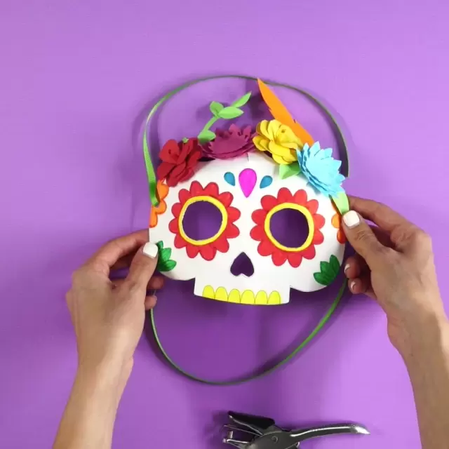 Cómo hacer máscaras de calavera con cartulina