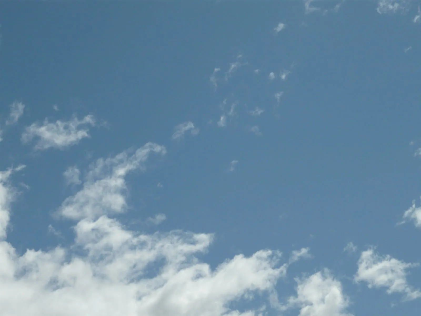 Matías vió esto: Cielo claro, poquitas nubes en el cielo patagónico