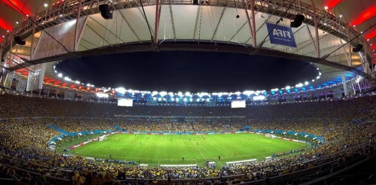 Cuáles son las medidas reglamentarias de una cancha de fútbol