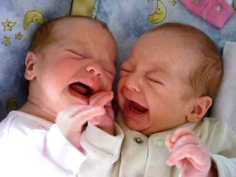 Mis mellizas de seis meses lloran mucho - Somos Múltiples