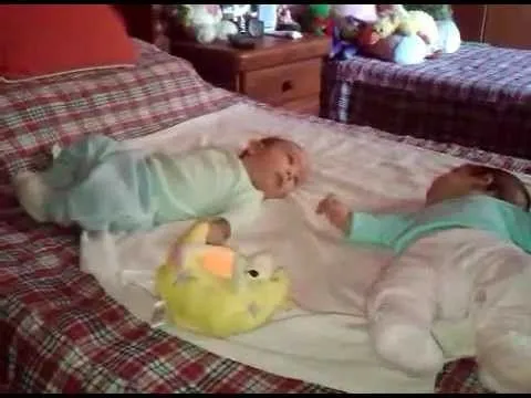 mellizos de 2 meses.. sophy y facu - YouTube