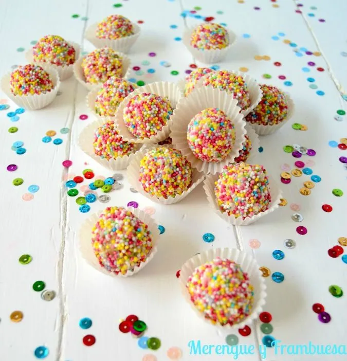 Merengue y frambuesa: ¡Bolitas de colores! Rellenas de masa de ...