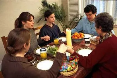 La mesa y comer en familia no solo es el lugar donde mejor