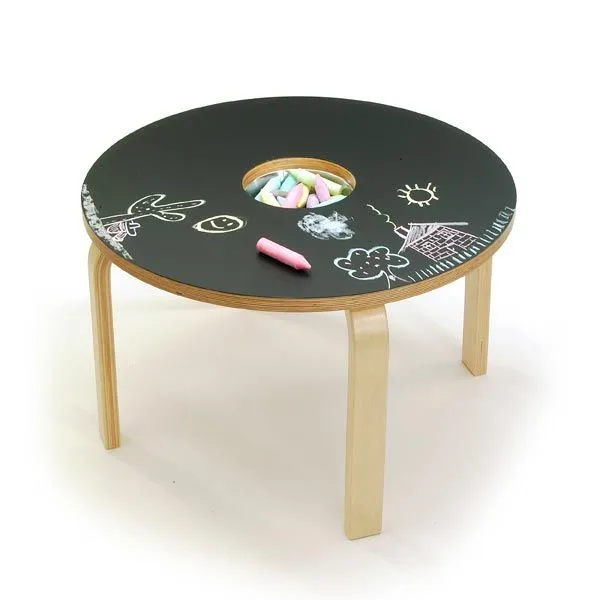 Una mesa para niños con un estilo original y unico