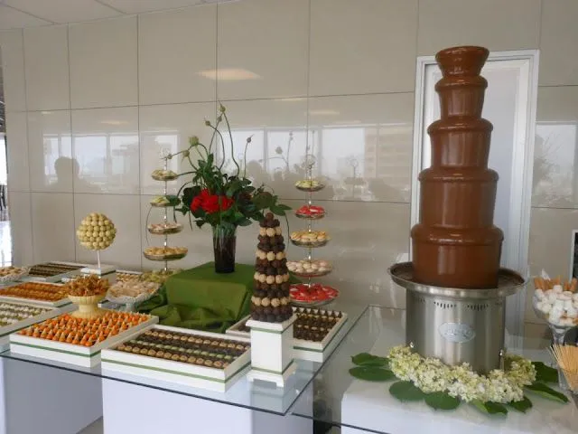 MESA DE DULCES CON CASCADA DE CHOCOLATE PARA BODA MATRIMONIO ...