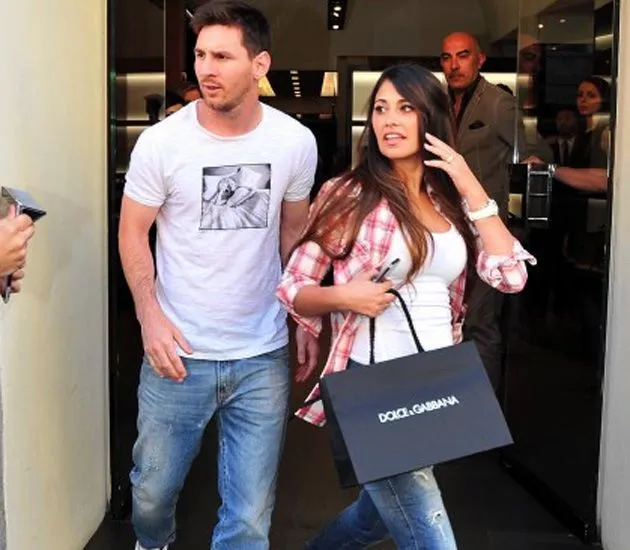 Messi y su novia, de compras por Milán - MARCA.com