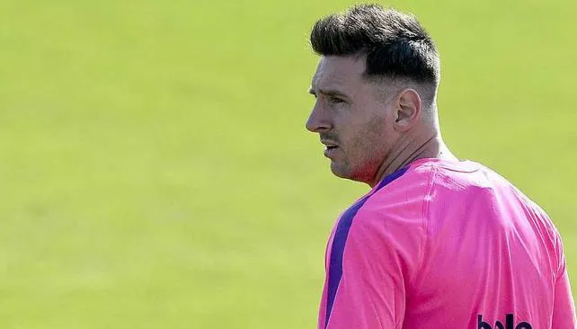 El nuevo Messi: "la Pulga" llegó a Barcelona con cambio de look ...