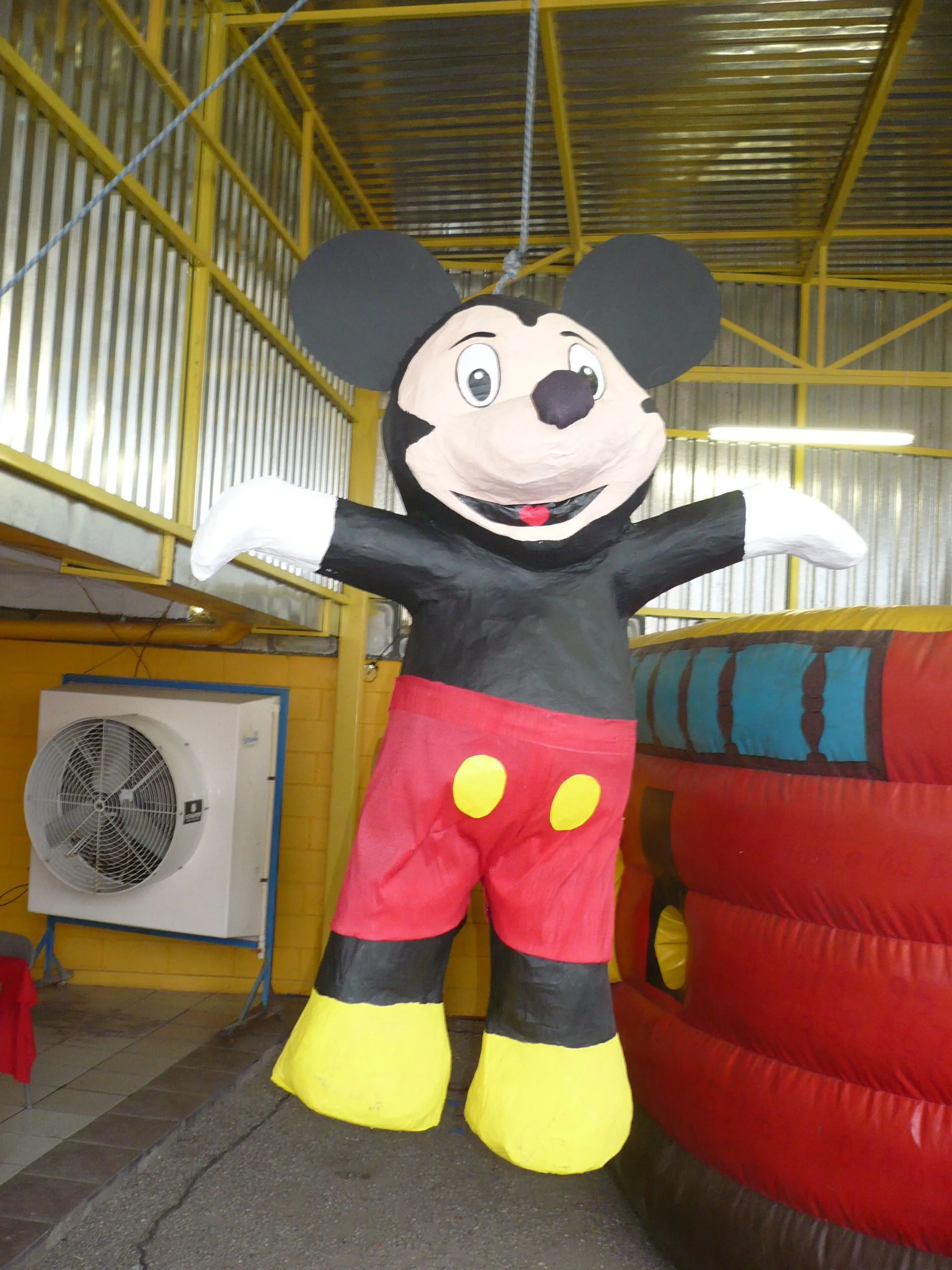 Mickey Mouse | El Castillo Amarillo, Local de Piñatas