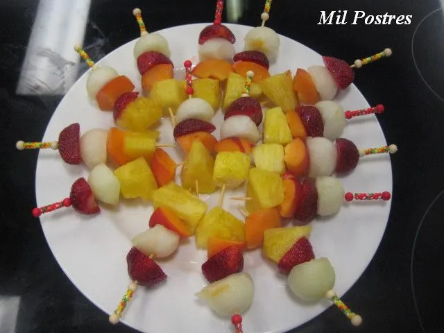 MIL POSTRES: Platos de colores: Brochetas de frutas con salsa de ...