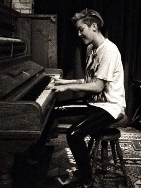 miley-cyrus-piano-instagram- ...