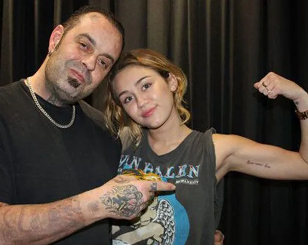 Miley Cyrus se hace un nuevo tatuaje con la frase "El amor nunca ...