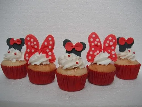 Mimi´s Creations: Minnie Mouse Cake & Cupcakes