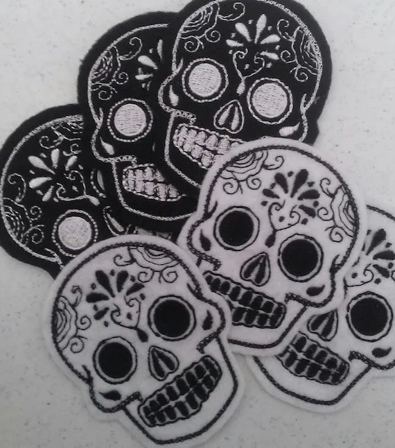 Mini parche de calavera de azúcar mexicana bordado 6 por lizmiera